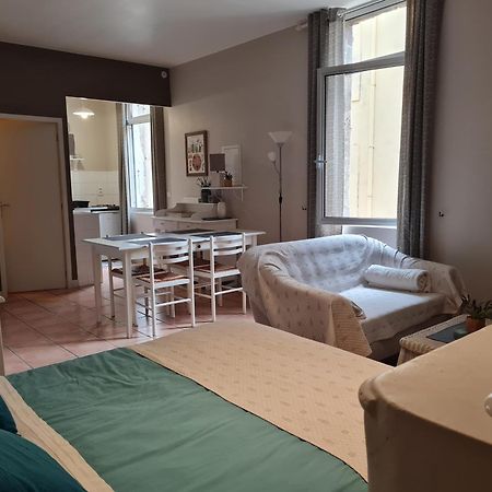 Le Prieure - Studios Jusqu'A 4 Personnes Villeneuve-lès-Béziers Buitenkant foto
